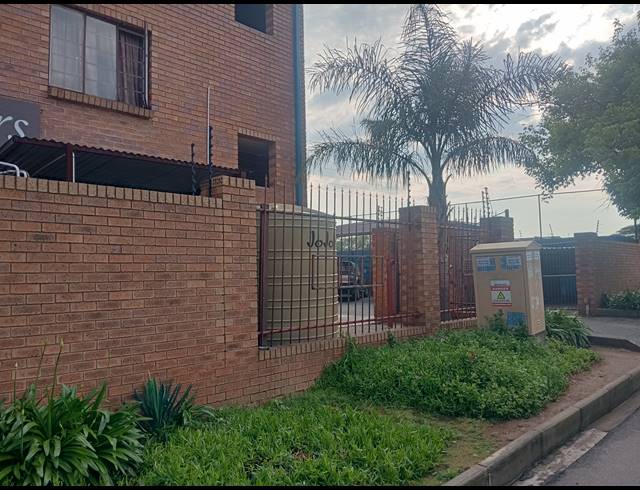 4 BEDROOM APARTMENT BLOCK FOR SALE IN KEMPTON PARK AH